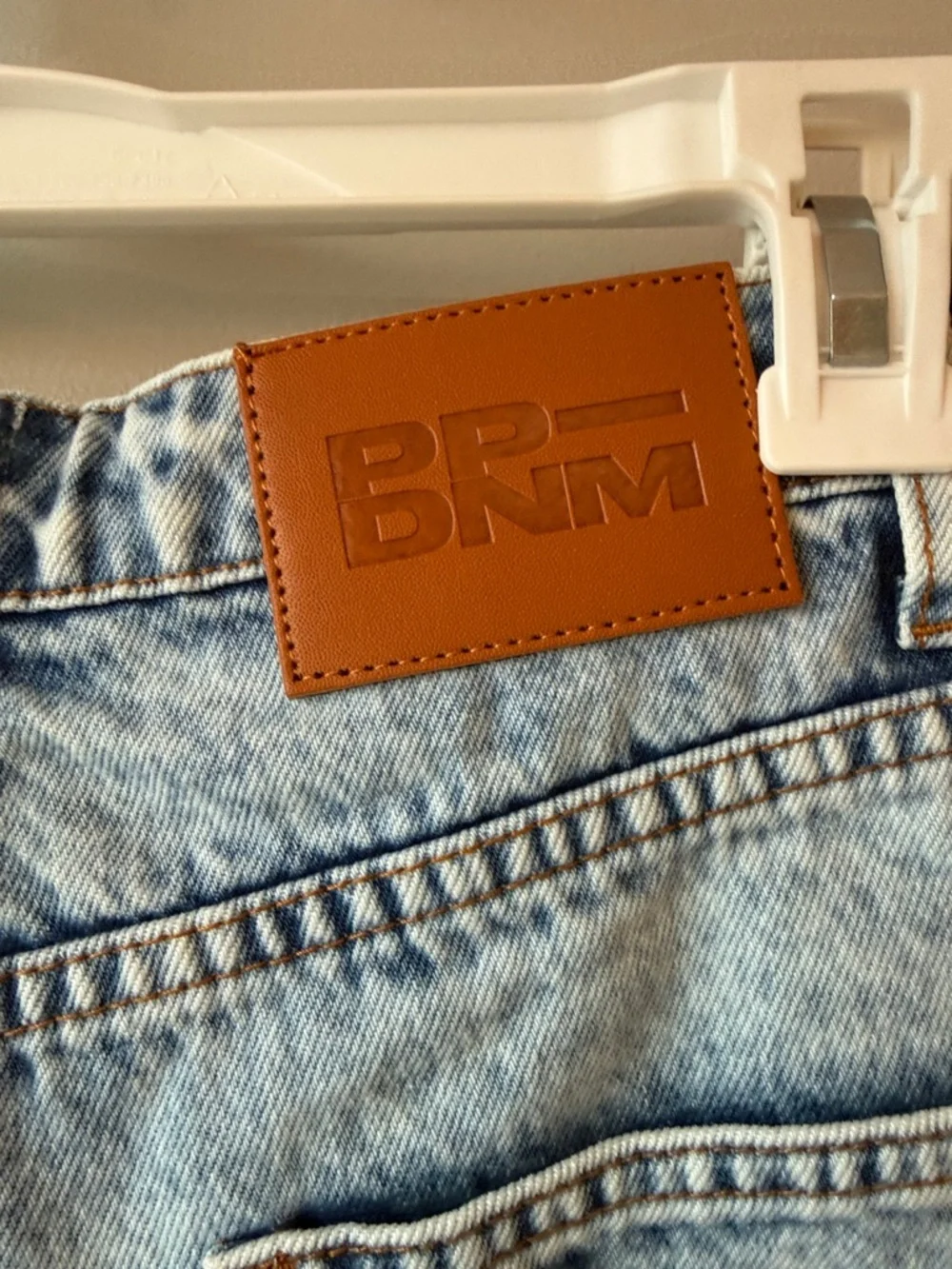 Princess Polly Anne NWT Acid Wash Light Blue Distressed Denim Shorts  6 cotton - Picture 4 of 6